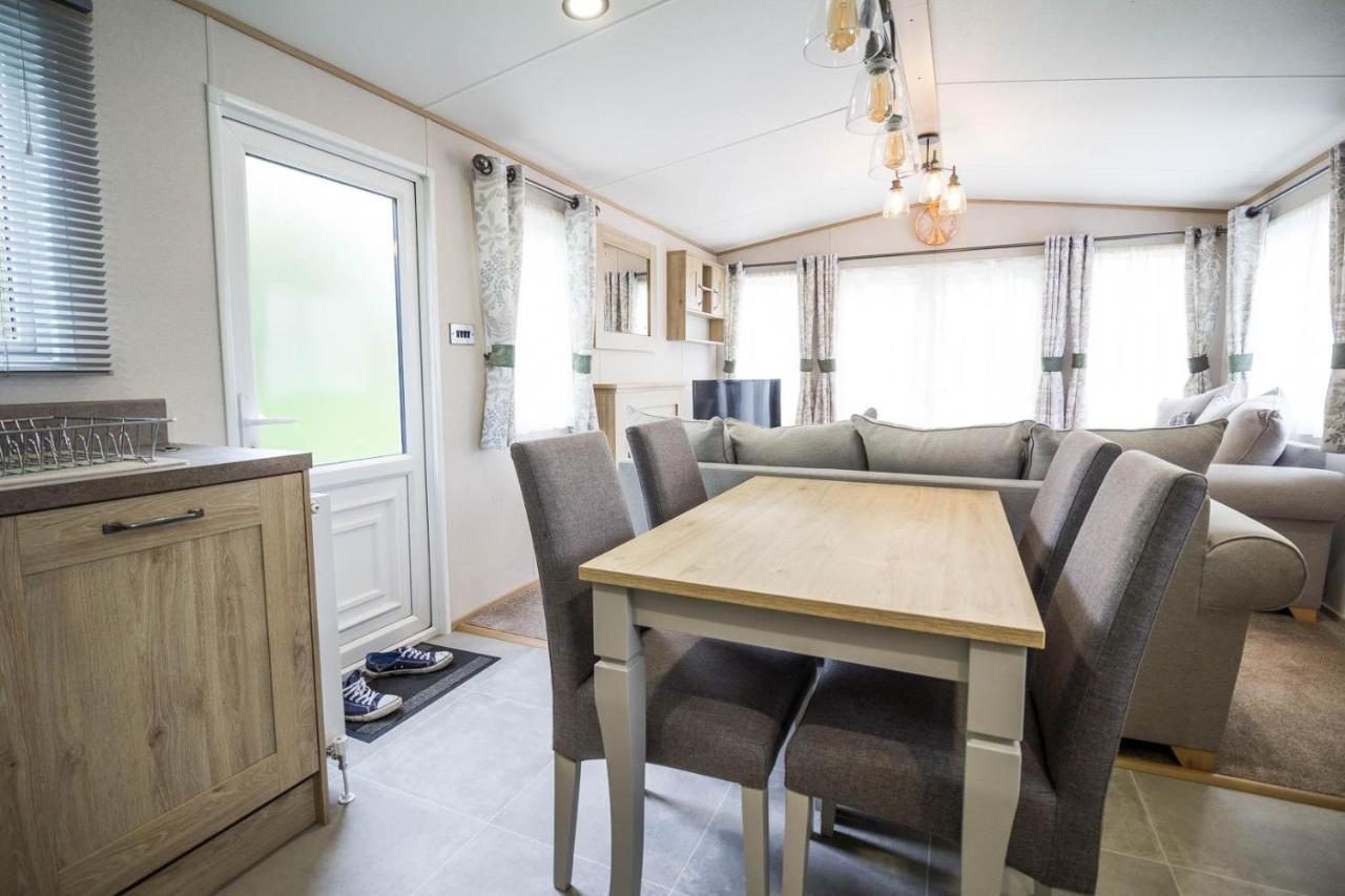Beautiful 6 Berth Caravan With Decking At Southview Holiday Park Ref 33024O Hotel Skegness Exterior foto